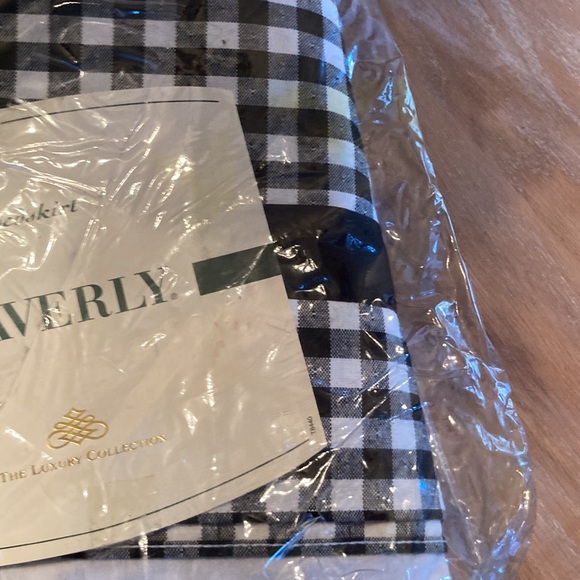 New king bed skirt tailored black check - Picture 4 of 4